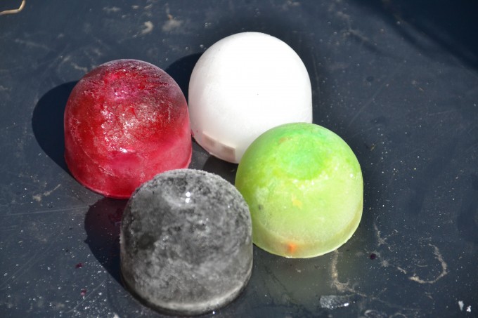 4 coloured round ice cubes filled with baking soda.