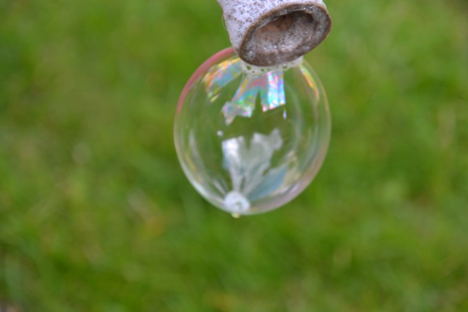 Making Giant Bubbles – Child Care Resource Service