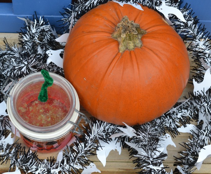 make a lava lamp like a pumpkin - image of pumpkin and homemade lava lamp made with a small jar, orange water and vegetable oil