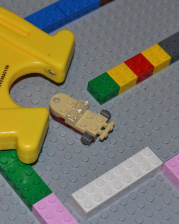 LEGO magnet maze