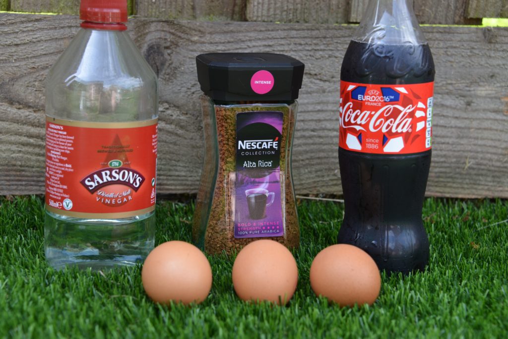 Materials for staining eggs - vinegar, coffee and coke,