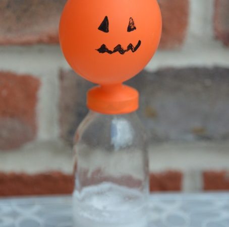 Blow up a pumpkin balloon - baking soda reaction