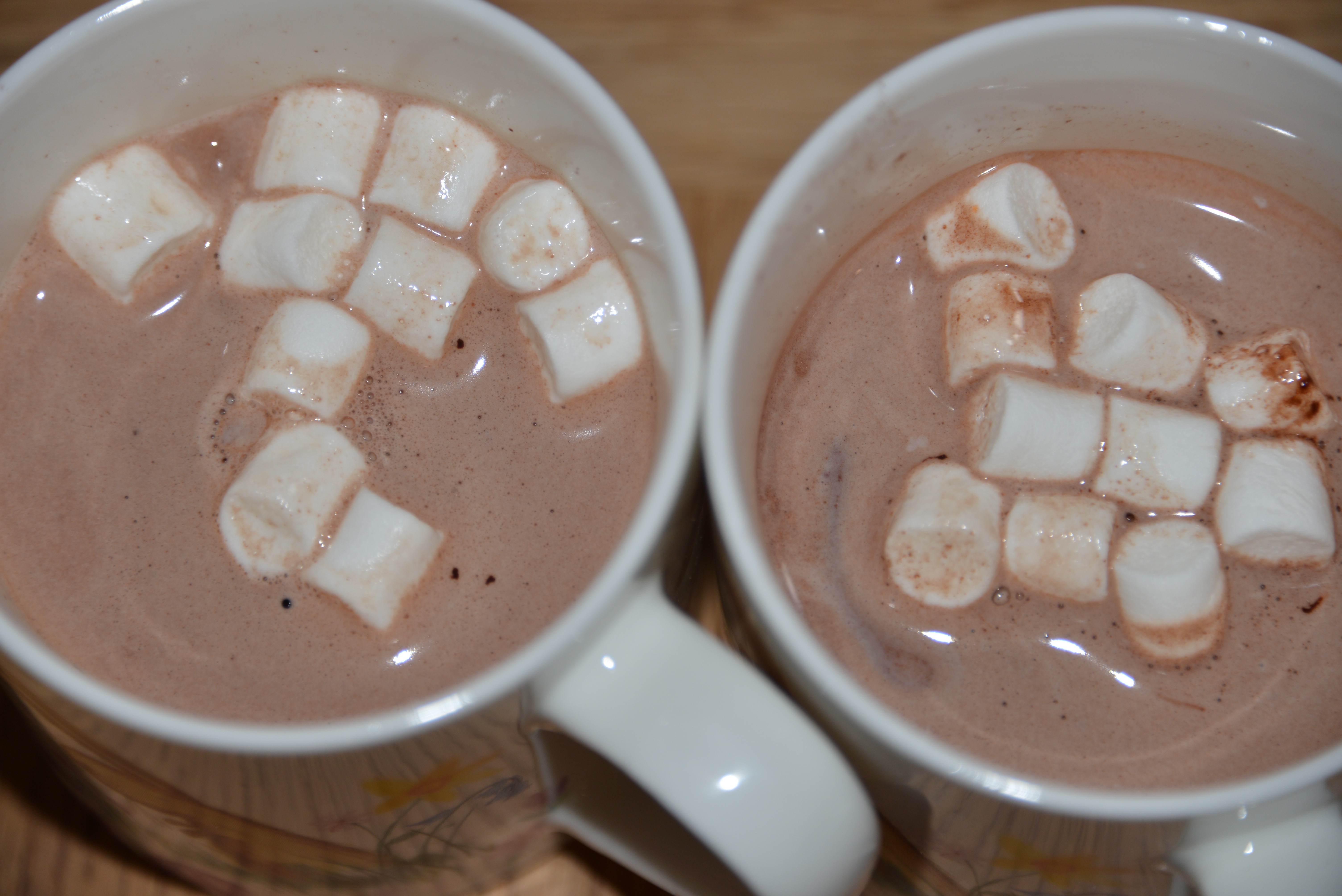 Hot chocolate science experiment , image shows small marshmallows in a mug of hot chocolate.