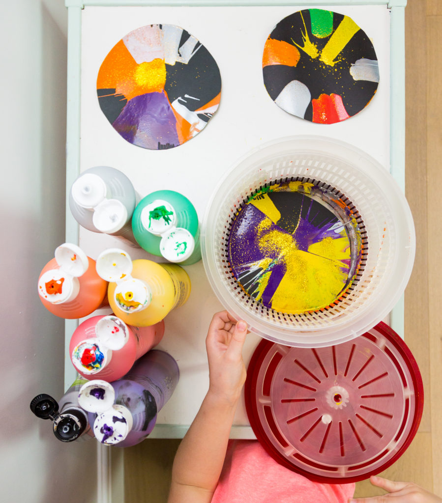 Easy firework craft - make spin art pictures using a salad spinner #fireworkcrafts #bonfirenightcrafts