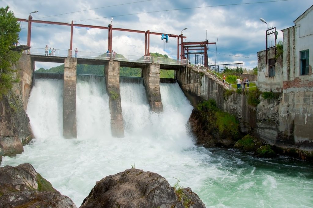 waterkrachtcentrale met water dat vastzit achter een dam