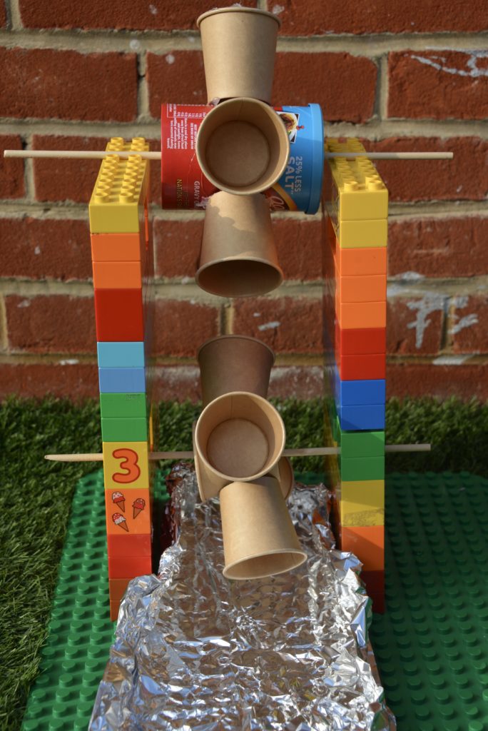 DIY water wiel gemaakt met DUPLO, een grote school STEEL project of uitdaging