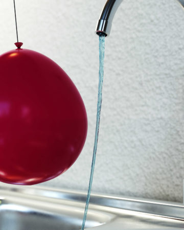 using a balloon to bend a stream of water with static electricity