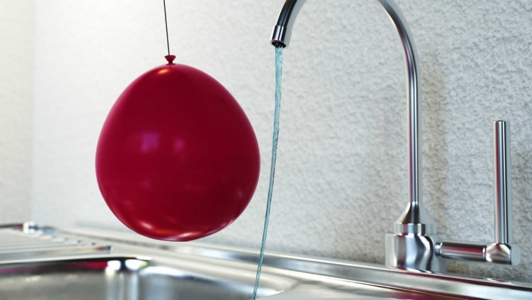 using a balloon to bend a stream of water with static electricity