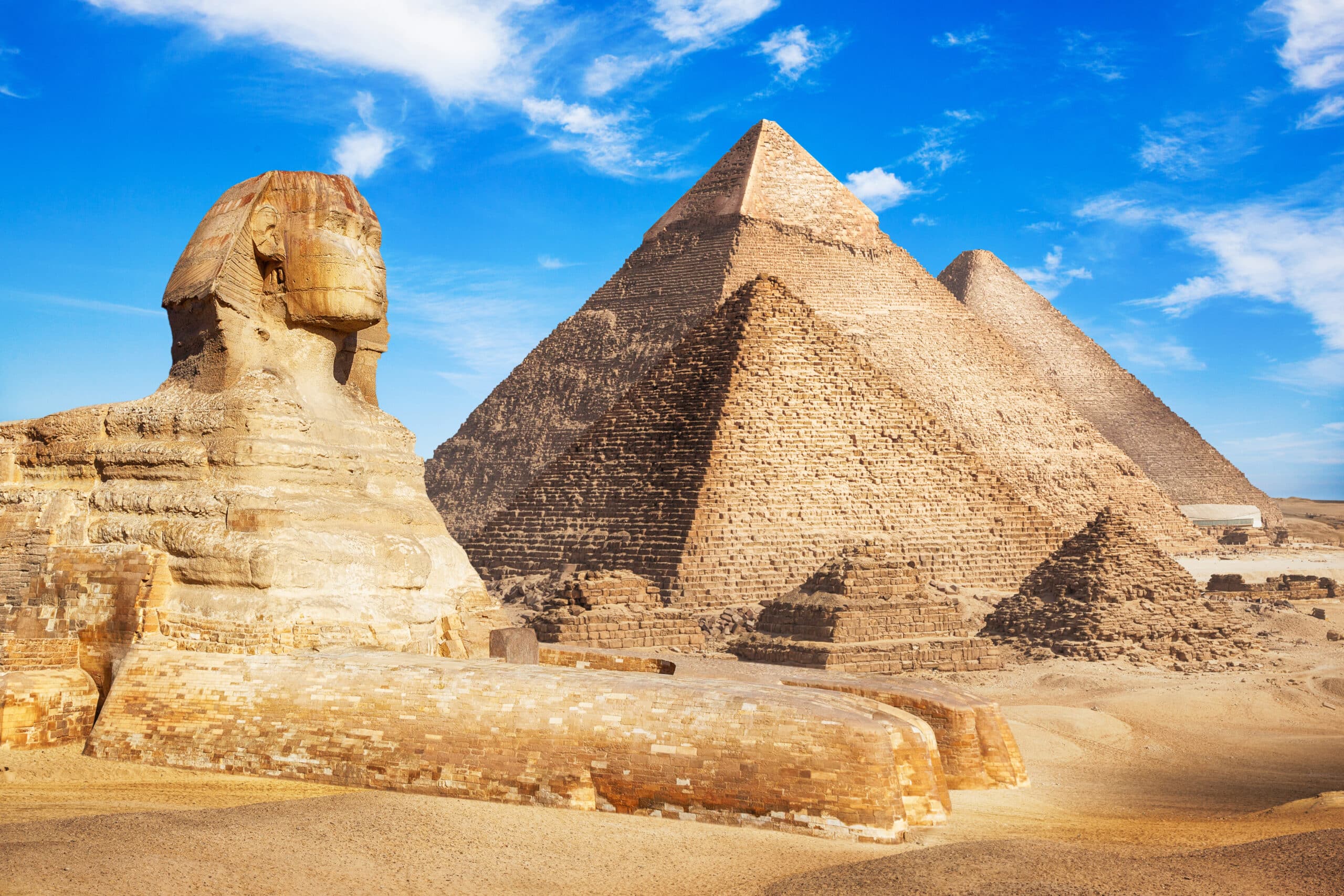 Кроме пирамид храмов и дворцов. Каир пирамиды. Египет сфинкс пирамиды пальмы. Египет пирамиды Верблюды.