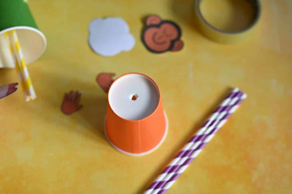 Un agujero en el fondo de un vaso de papel para una actividad científica sobre fuerzas.